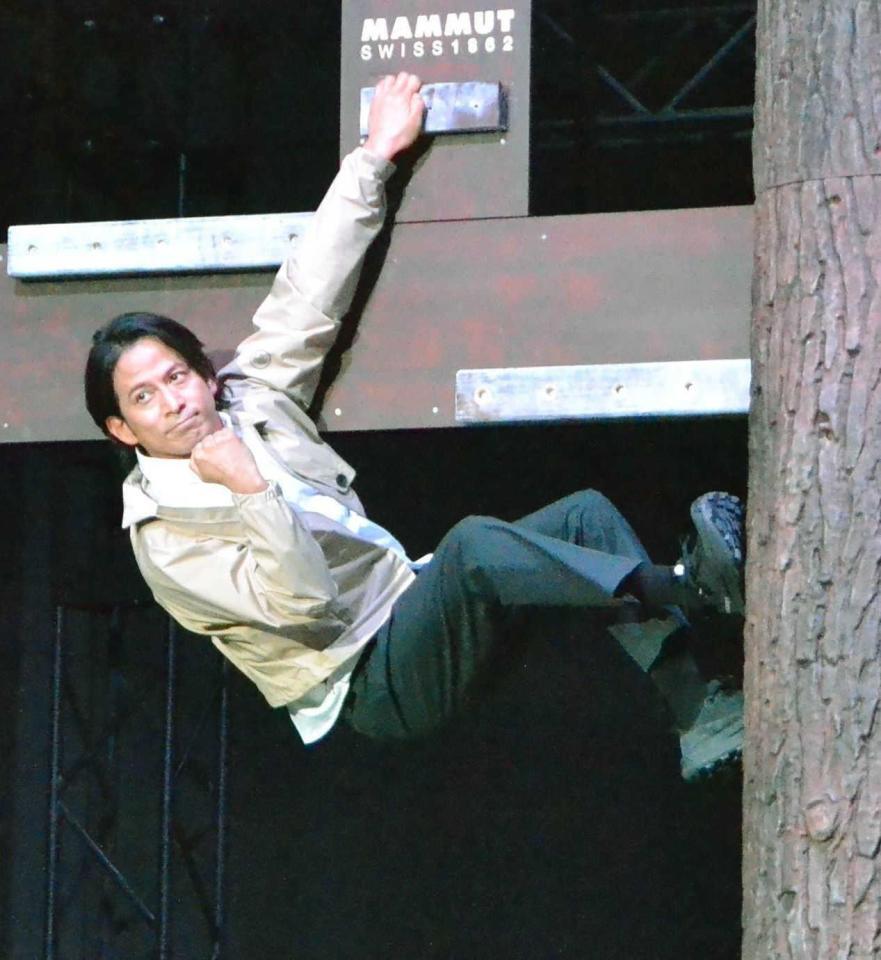 　アクションを披露する岡田准一