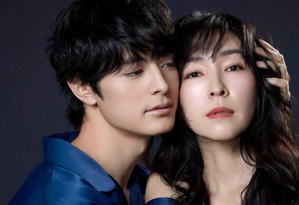 　「魔物」の麻生久美子（右）と塩野瑛久