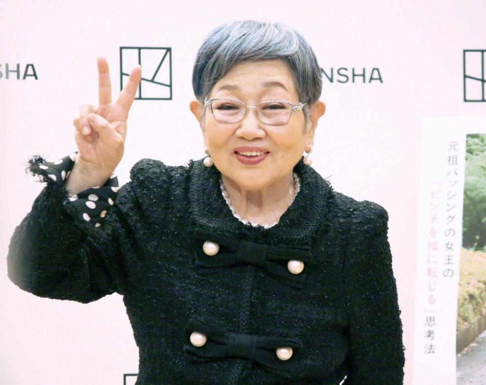 　ピースする泉ピン子