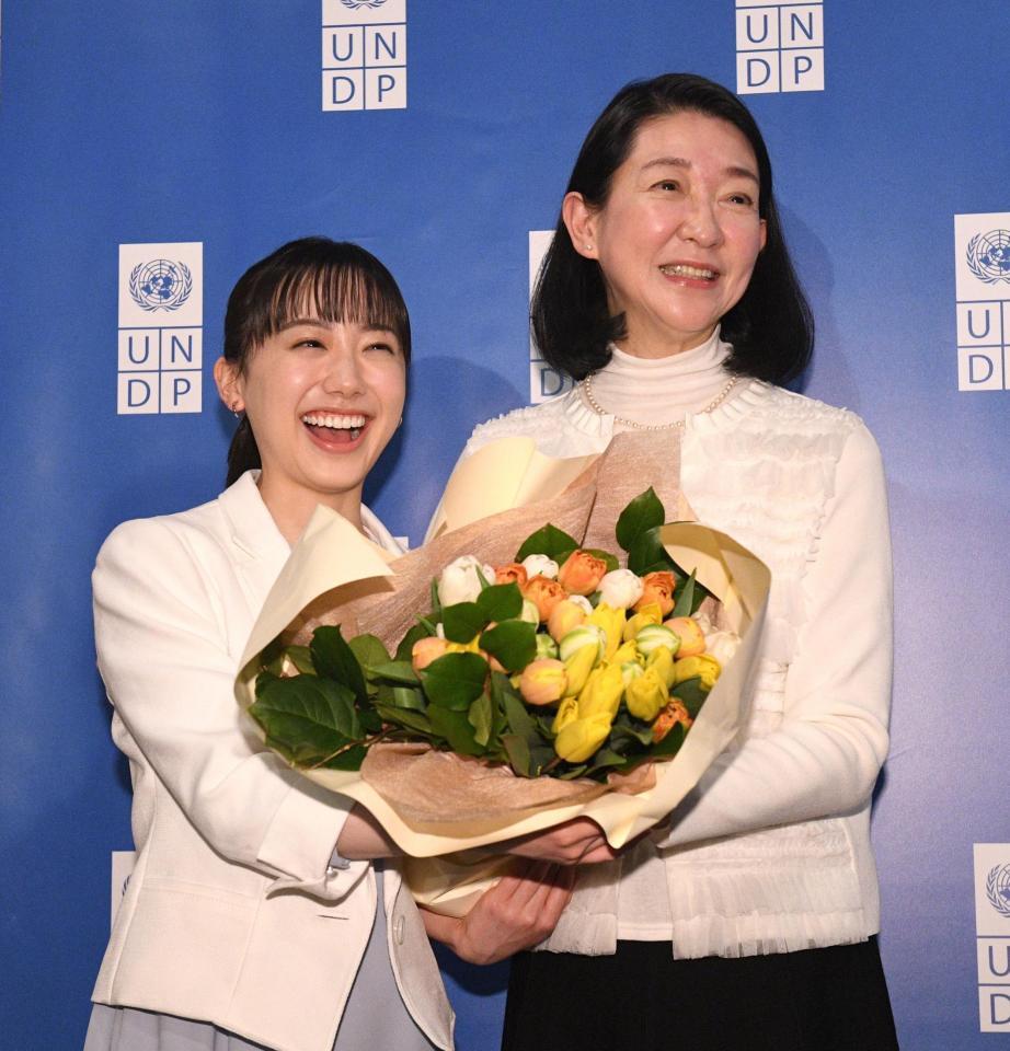 　２７年間、国連開発計画（ＵＮＤＰ）の親善大使を務めた紺野美沙子（右）から花束を手渡される新大使に就任した芦田愛菜（撮影・佐々木彰尚）
