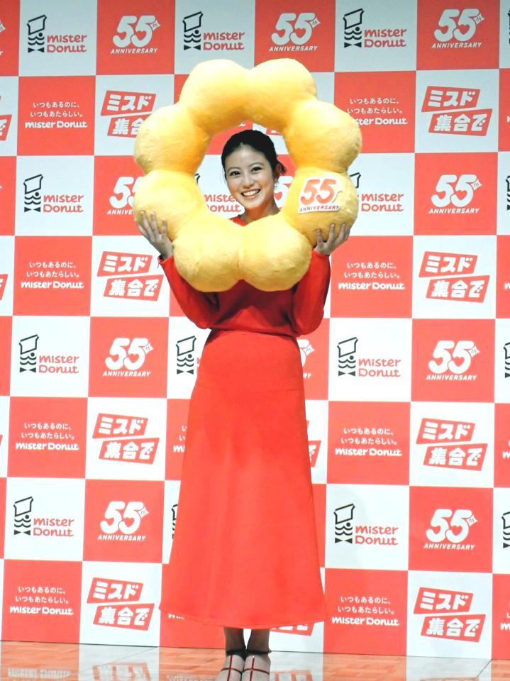 　ポン・デ・ライオンならぬ“ポン・デ・美桜”になって笑顔の今田美桜