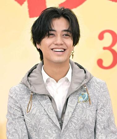 　会見中に笑顔を見せる高橋海人