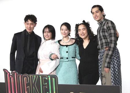 　舞台あいさつに登壇した（左から）蔦谷好位置、清水美依紗、高畑充希、ゆりやんレトリィバァ、ｋｅｍｉｏ