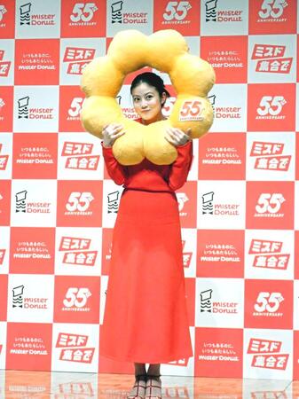 　ポン・デ・ライオンならぬ“ポン・デ・美桜”になって笑顔の今田美桜