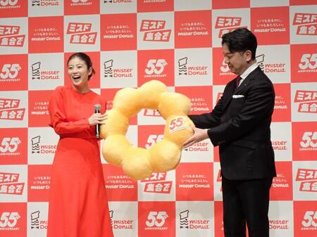 　叶英之ミスタードーナツ事業本部企画開発本部長からポン・デ・リングのクッションを贈られ大喜びする今田美桜