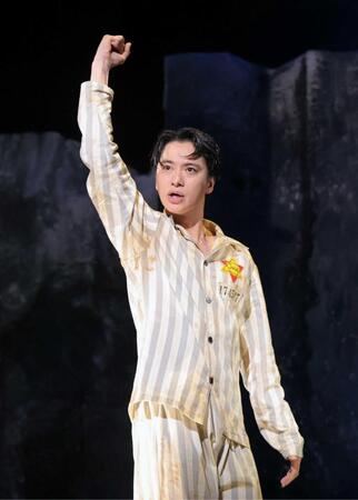 　熱演する戸塚祥太（撮影・西岡正）