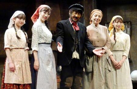 　（左から）大森未来衣、美弥るりか、市村正親、鳳蘭、唯月ふうか