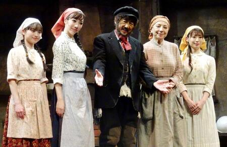 　（左から）大森未来衣、美弥るりか、市村正親、鳳蘭、唯月ふうか