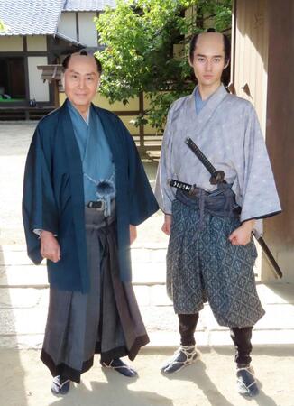 　初共演が実現した北大路欣也（左）藤岡真威人