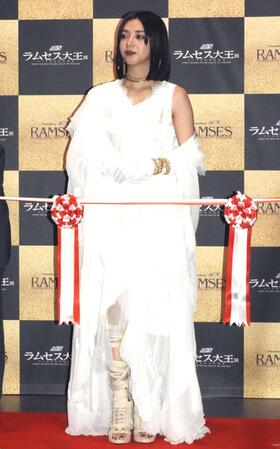 　エジプトを意識した衣装で登場した池田エライザ