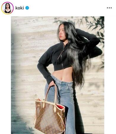 　ルイ・ヴィトンのバッグを手に。Ｋｏｋｉ，のインスタグラム＠ｋｏｋｉより