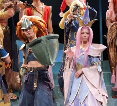 　ポーズを決める小笠原海（左）と最上もが（撮影・西岡正）