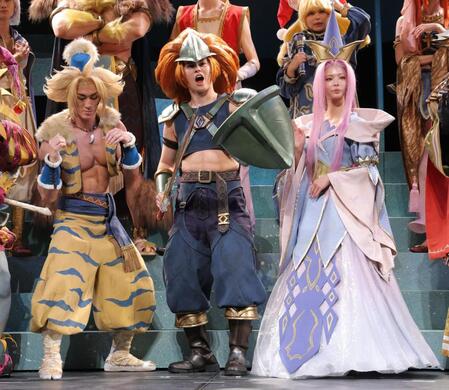 　ポーズを決める（左から）青柳塁斗、小笠原海、最上もが（撮影・西岡正）