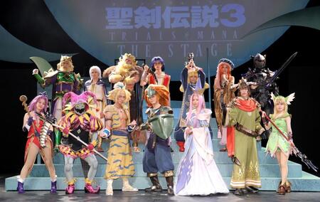 　勢ぞろいする（前列左から）飯窪春菜、原西孝幸、青柳塁斗、小笠原海、最上もが、合田雅吏、礒部花凜（後列左から）石坂勇、山本龍人、桜庭大翔、阿久根温世、宮崎あみさ、野本ほたる、高木トモユキ（撮影・西岡正）