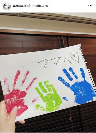 　昨年５月の母の日に子供たちから贈られたプレゼント。岸本梓さんのインスタグラム＠ａｚｕｓａ．ｋｉｓｈｉｍｏｔｏ．ａｒｓより