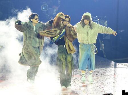 　「ｔｏ　ＨＥＲＯｅｓ　～ＴＯＢＥ　２ｎｄ　Ｓｕｐｅｒ　Ｌｉｖｅ～」でパフォーマンスするＮｕｍｂｅｒ＿ｉ（左から）平野紫耀、神宮寺勇太、岸優太（撮影・伊藤笙子）