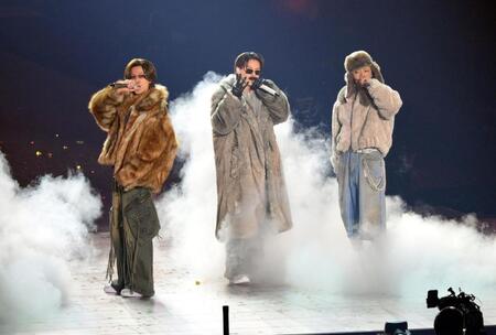 　「ｔｏ　ＨＥＲＯｅｓ　～ＴＯＢＥ　２ｎｄ　Ｓｕｐｅｒ　Ｌｉｖｅ～」でパフォーマンスするＮｕｍｂｅｒ＿ｉ。（左から）神宮寺勇太、平野紫耀、岸優太（撮影・伊藤笙子）