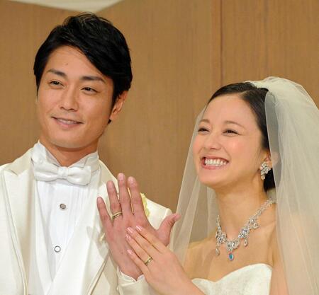 　２０１５年、結婚披露宴を前に会見した永井大と中越典子