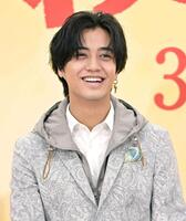 　会見中に笑顔を見せる高橋海人