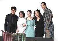 　舞台あいさつに登壇した（左から）蔦谷好位置、清水美依紗、高畑充希、ゆりやんレトリィバァ、ｋｅｍｉｏ