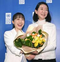　前任の紺野美沙子（右）から花束を受け取る芦田愛菜（撮影・佐々木彰尚）　