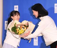　２７年間、国連開発計画（ＵＮＤＰ）の親善大使を務めた紺野美沙子（右）から花束を手渡される新大使の芦田愛菜（撮影・佐々木彰尚）
