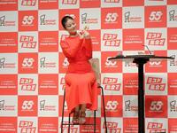 　一番好きだというポン・デ・リングを愛おしそうに見つめる今田美桜