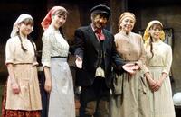 　（左から）大森未来衣、美弥るりか、市村正親、鳳蘭、唯月ふうか