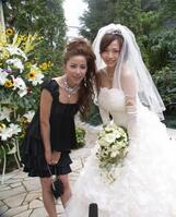 　「結婚だっちゅ～の」と１日限りで“再結成”したパイレーツの西本はるか（左）と浅田好未（２００７年）