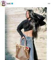 　ルイ・ヴィトンのバッグを手に。Ｋｏｋｉ，のインスタグラム＠ｋｏｋｉより