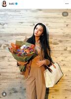 　ルイ・ヴィトンのセーターにバッグで。Ｋｏｋｉ，のインスタグラム＠ｋｏｋｉより