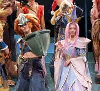 　ポーズを決める小笠原海（左）と最上もが（撮影・西岡正）