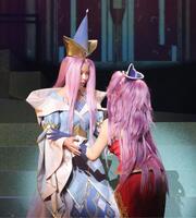 　女王役を演じる最上もが（左）＝撮影・西岡正