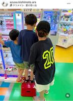 　岸本さんの３人の子供たち。昨年８月のインスタグラム＠ａｚｕｓａ．ｋｉｓｈｉｍｏｔｏ．ａｒｓより