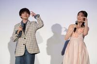 　主題歌の振付を実践する宮世琉弥（左）と久間田琳加（撮影・西岡正）