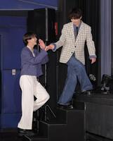 　中島颯太（左）をエスコートしながら階段を上がる宮世琉弥（撮影・西岡正）