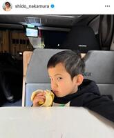 　キャンピングカーの車内で夏幹くん。１月１日付の中村獅童のインスタグラム＠ｓｈｉｄｏ＿ｎａｋａｍｕｒａより