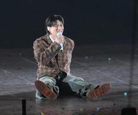 　「ｔｏ　ＨＥＲＯｅｓ　～ＴＯＢＥ　２ｎｄ　Ｓｕｐｅｒ　Ｌｉｖｅ～」でＭＣ中に座りこむ平野紫耀（撮影・伊藤笙子）