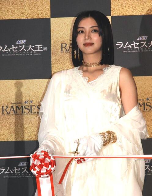 池田エライザ エジプト意識の女神スタイルで魅了！1人で鑑賞するほど