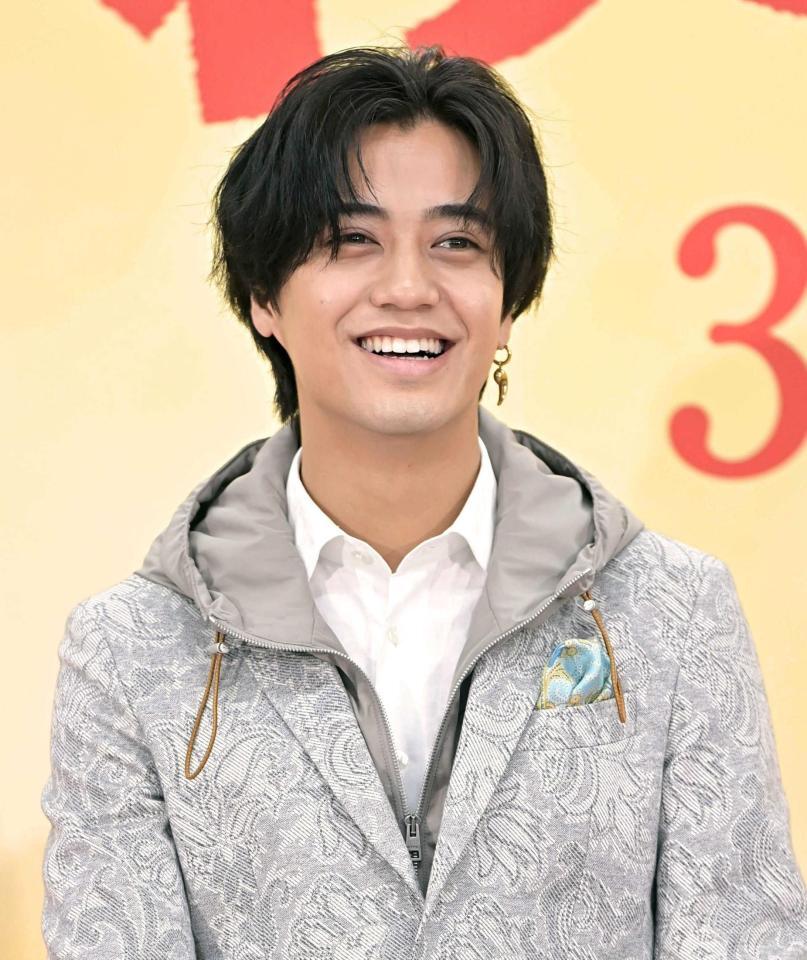 　会見中に笑顔を見せる高橋海人