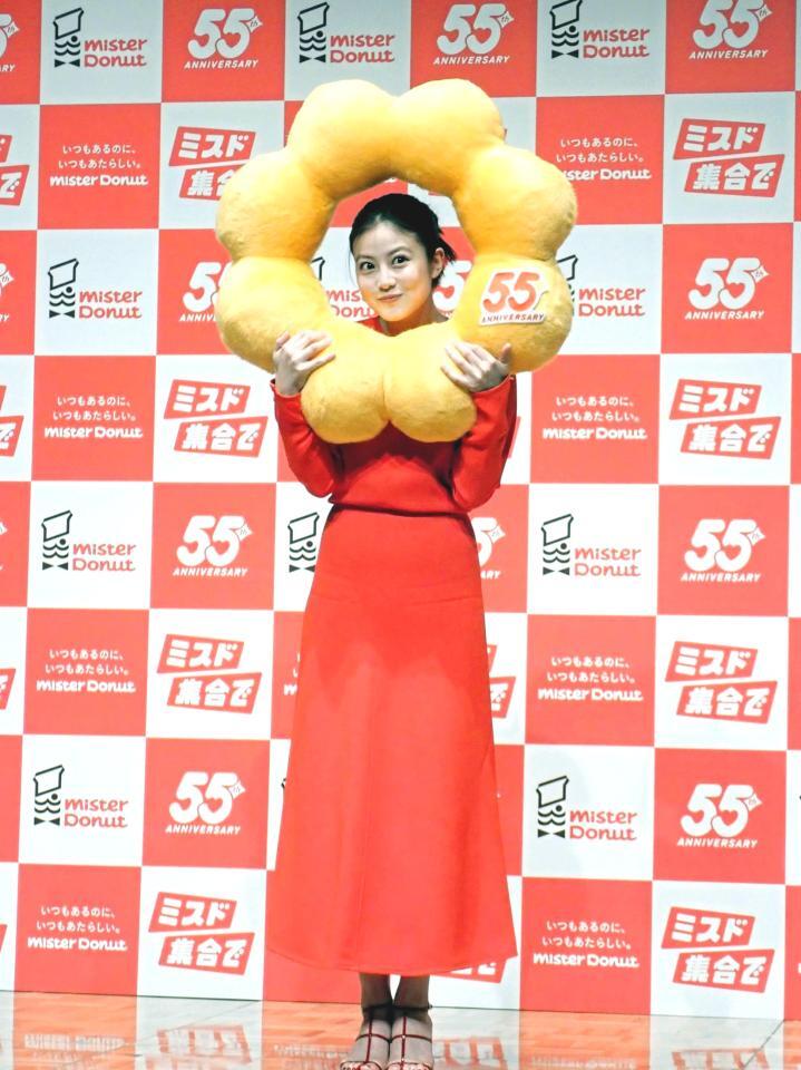 　ポン・デ・ライオンならぬ“ポン・デ・美桜”になって笑顔の今田美桜