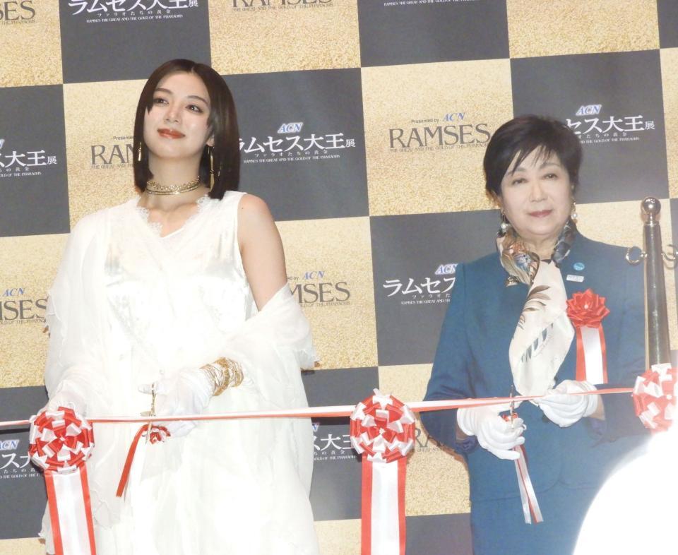 　イベントに登壇した池田エライザ（左）と小池百合子都知事