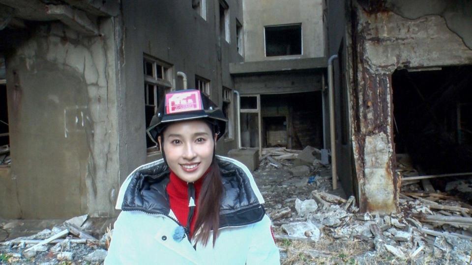 　端島を取材する土屋太鳳「立ち入り禁止区域は長崎市の許可を得て撮影©テレビ東京」
