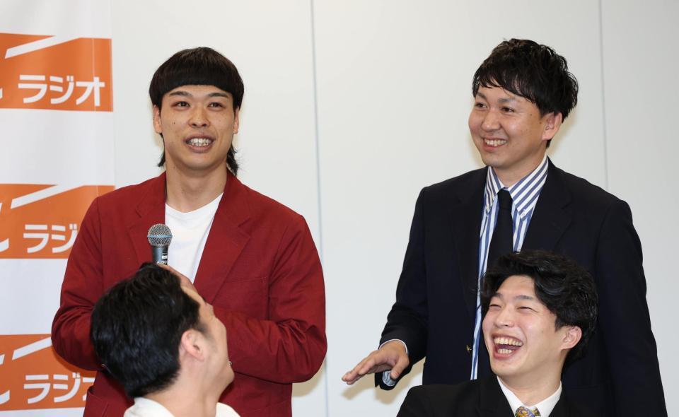 　あいさつをするバッテリィズのエース（左）と寺家（撮影・佐々木彰尚）