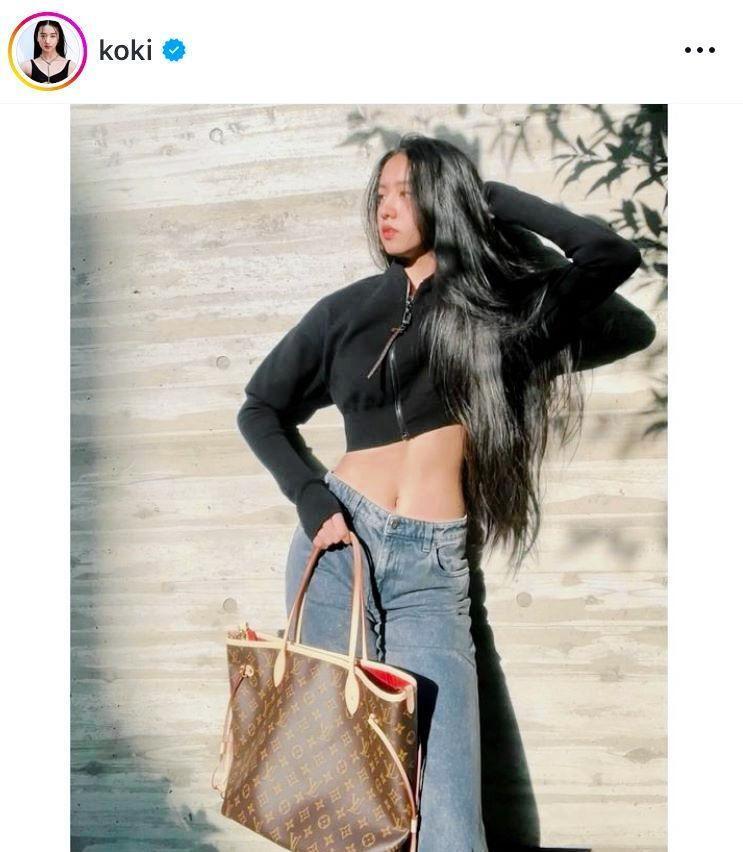 　ルイ・ヴィトンのバッグを手に。Ｋｏｋｉ，のインスタグラム＠ｋｏｋｉより
