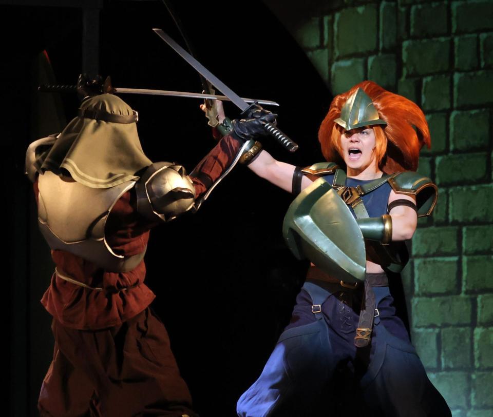 　激しい殺陣で立ち回る超特急の小笠原海（右）＝撮影・西岡正