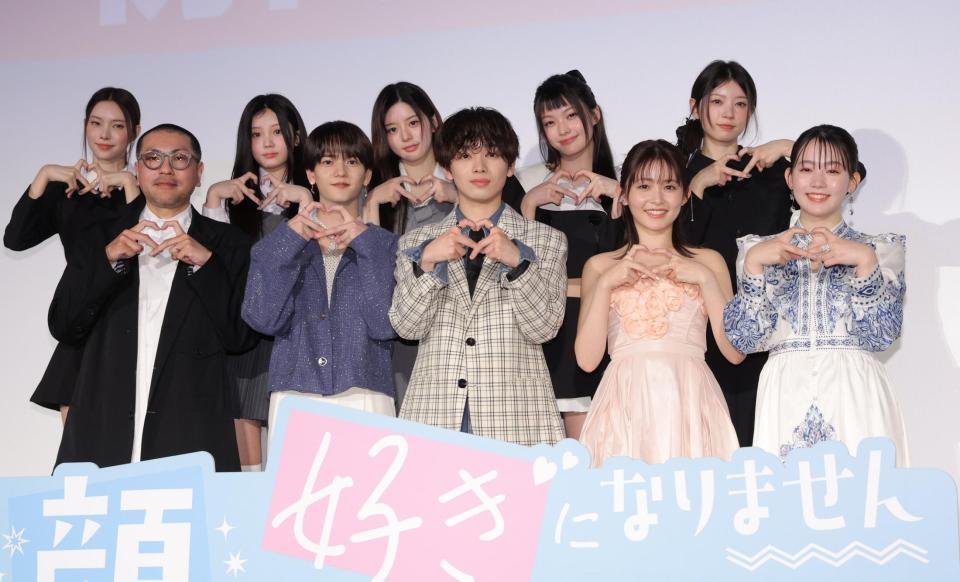 　ポーズを決める（前列左から）耶雲哉治監督、中島颯太、宮世琉弥、久間田琳加、米倉れいあ（後列左から）ＩＬＬＩＴのＹＵＮＡＨ、ＷＯＮＨＥＥ、ＭＩＮＪＵ、ＩＲＯＨＡ、ＭＯＫＡ（撮影・西岡正）