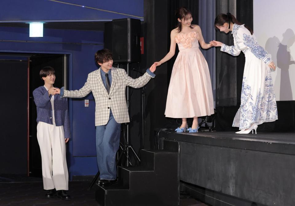 　お互いをエスコートしながら、階段を降りる（左から）中島颯太、宮世琉弥、久間田琳加、米倉れいあ（撮影・西岡正）