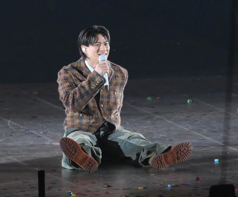 　「ｔｏ　ＨＥＲＯｅｓ　～ＴＯＢＥ　２ｎｄ　Ｓｕｐｅｒ　Ｌｉｖｅ～」でＭＣ中に座りこむ平野紫耀（撮影・伊藤笙子）