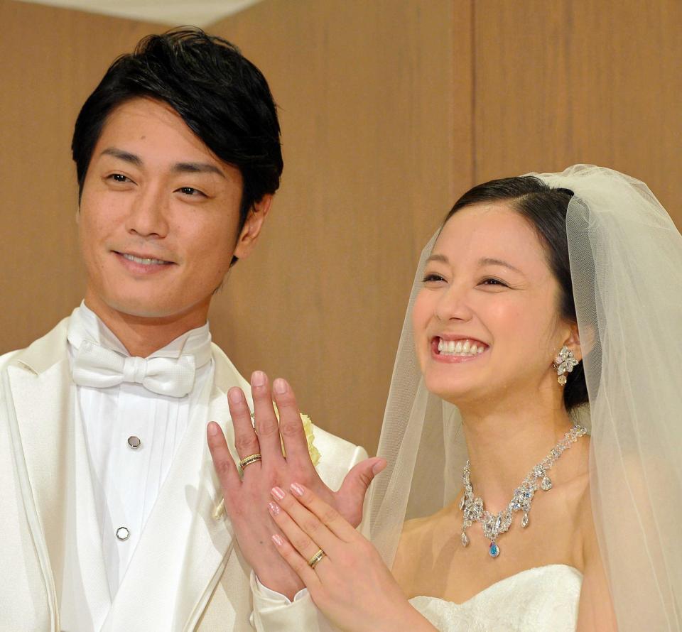 　２０１５年、結婚披露宴を前に会見した永井大と中越典子